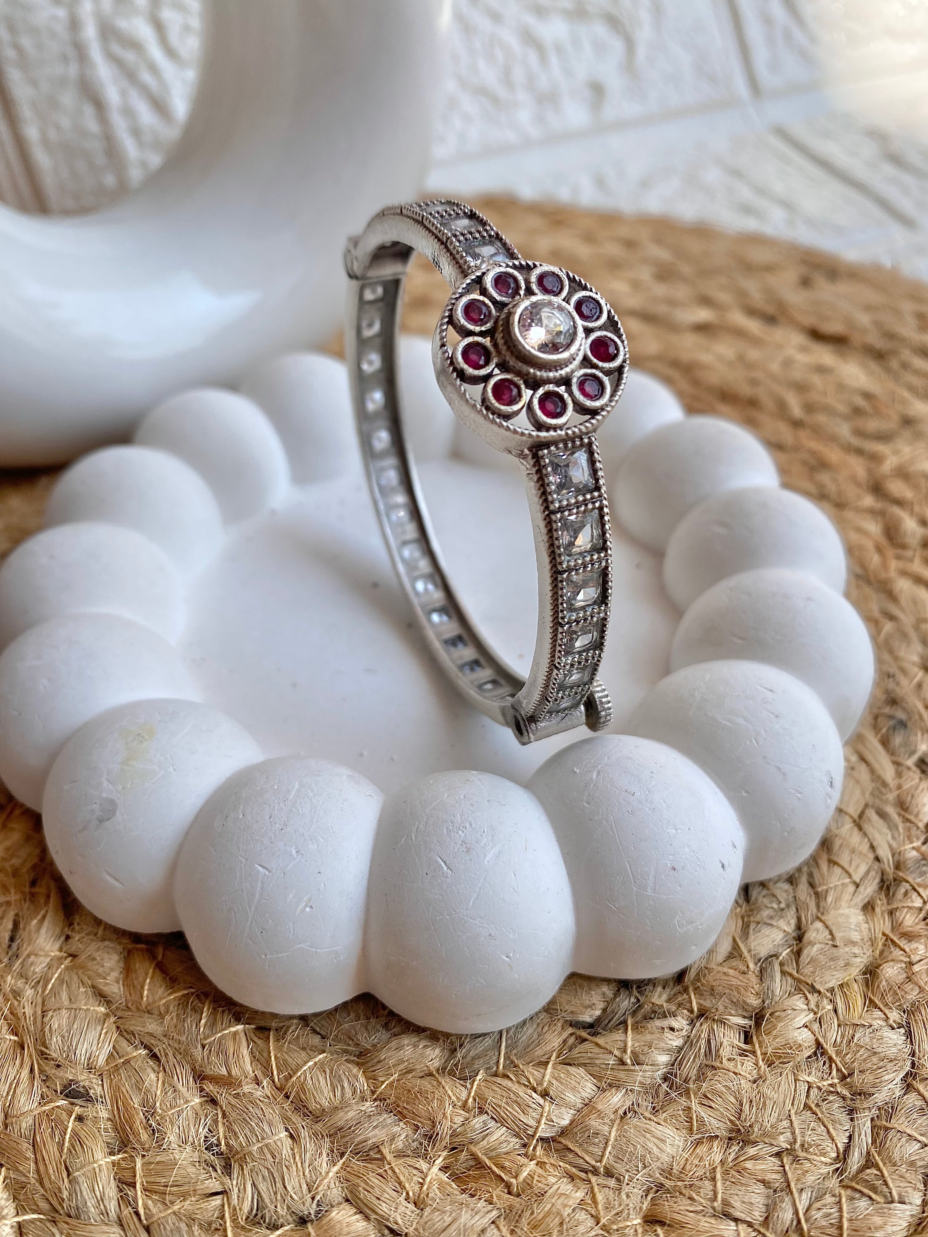 Zirconia Studded Silber Screw Open Size Adjustable Bracelet