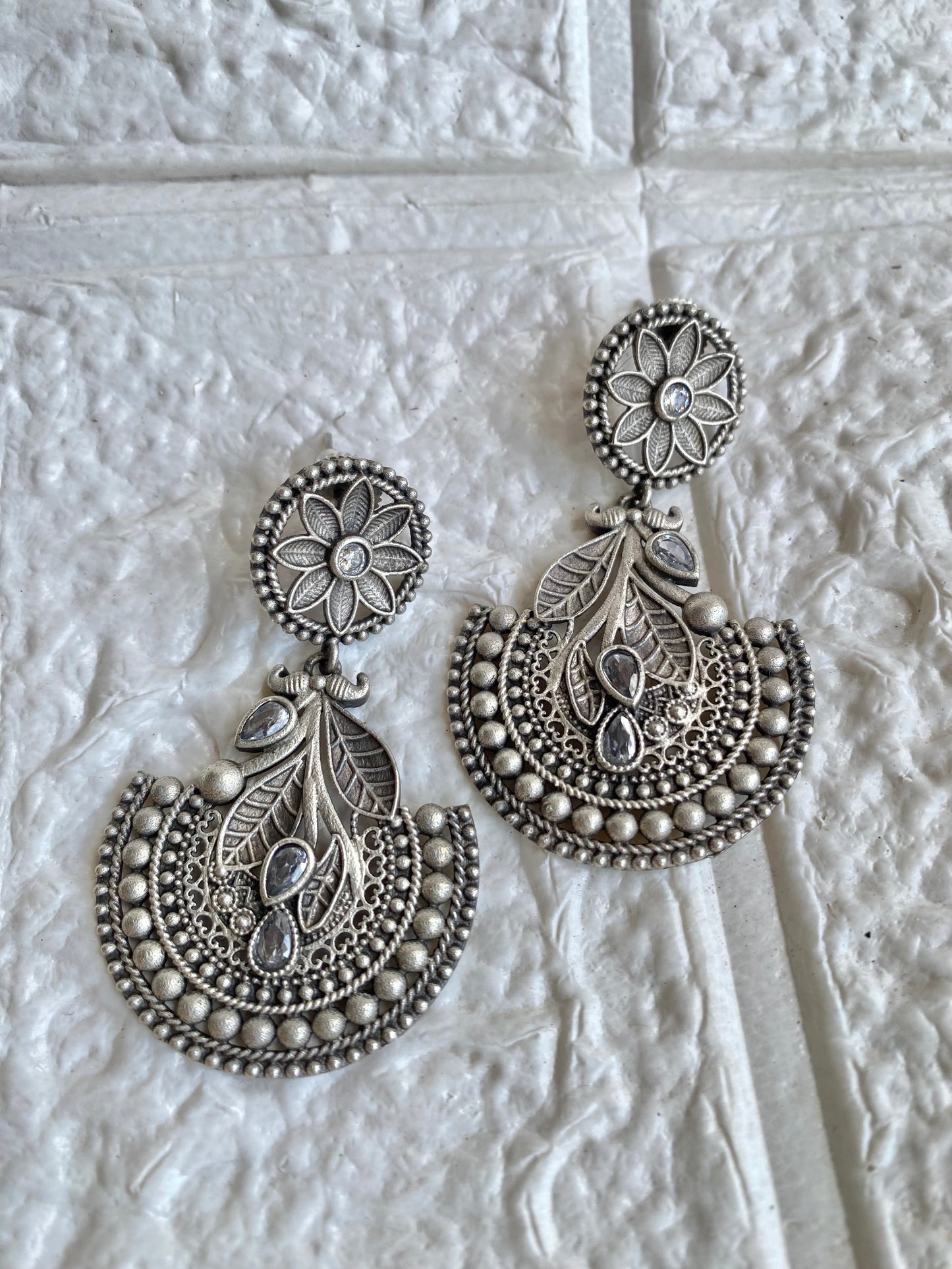 Silverlookalike Roohan Medium Size Earrings