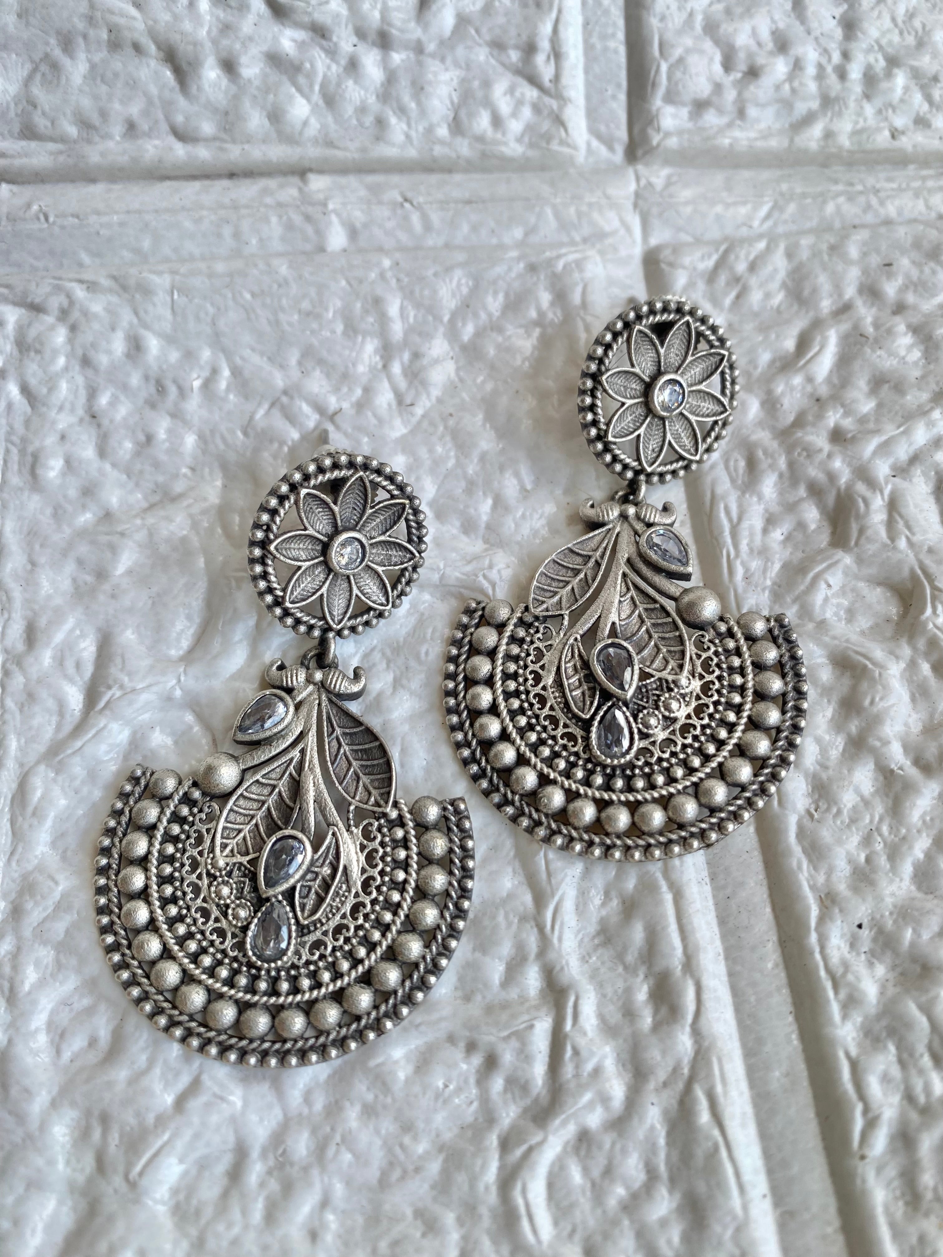 Silverlookalike Roohan Medium Size Earrings