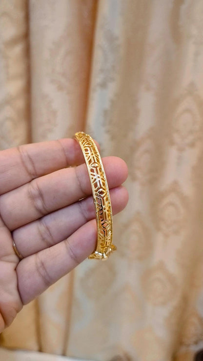 Aurelia Broad Screw openable Bracelet - Free Size